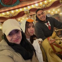 Mikha juga sempat terlihat berpose bertiga bersama kedua orangtuanya. Paras cantiknya kerap dibanjiri pujian. Foto: Instagram/@ramadhaniabakrie