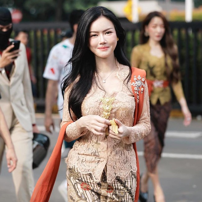 Nita Gunawan Gak Caper dan Sok Cantik Bikin Konten Berkebaya