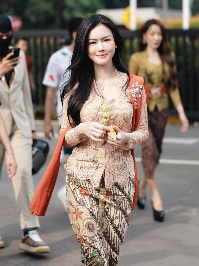 Nita Gunawan Gak Caper dan Sok Cantik Bikin Konten Berkebaya