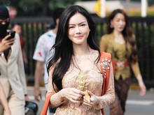 Nita Gunawan Gak Caper dan Sok Cantik Bikin Konten Berkebaya