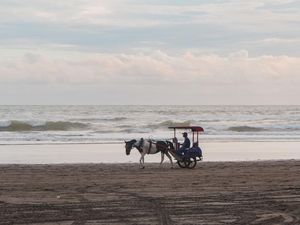 Prakiraan Cuaca DIY Hari Ini: Curah Hujan Tinggi di Pantai Selatan
