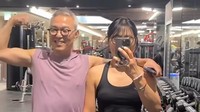 Pasangan Kang Changdong (63) dan Kim Sunok (57) memiliki gaya hidup super sehat. Hal itu terlihat jelas dari penampilan keduanya yang begitu fitFoto: Instagram @okdong_fit
