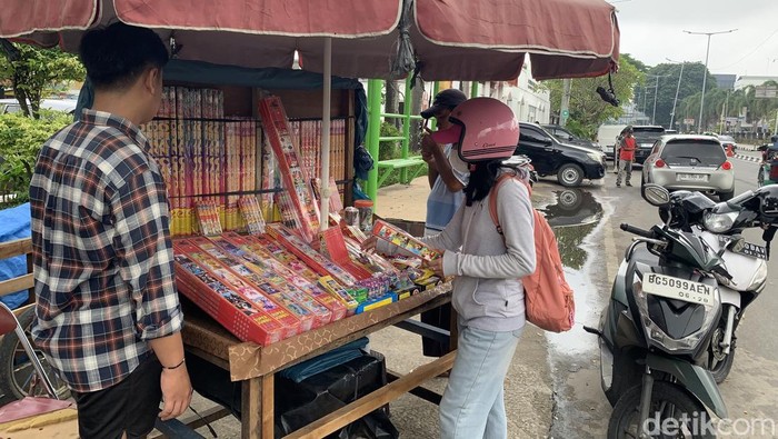 Pedagang Petasan-Terompet di Palembang Mulai Ramai Jelang Pergantian Tahun