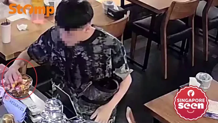 Mentang-mentang Gratis, Pelanggan Ini Serakah Ambil Banyak Permen di Restoran