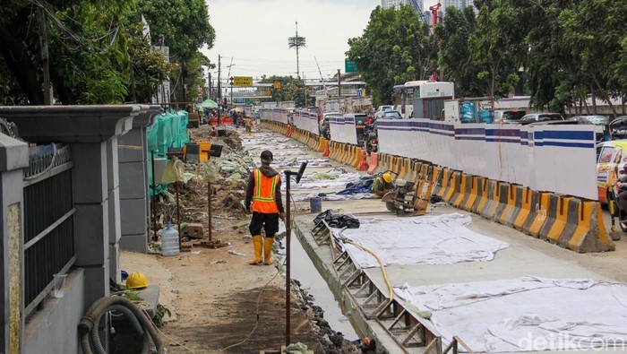 Pembangunan Flyover Latumenten di Jakarta Barat terus dikerjakan, Selasa (30/12/2025). Proyek ini diharapkan menjadi solusi kemacetan Ibu Kota.