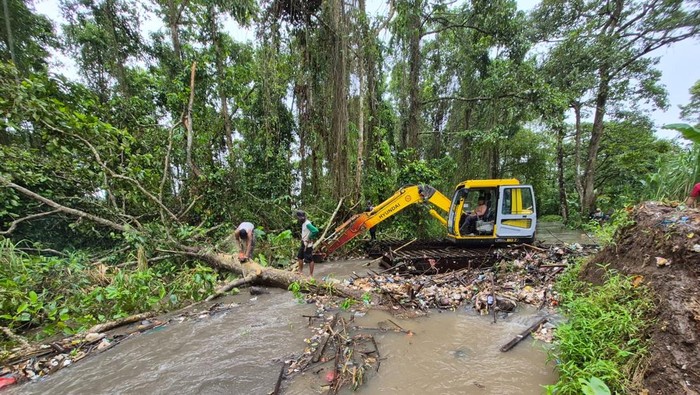 Cegah Banjir, Pemprov Banten Kerahkan Alat Berat Bersihkan Rawa Danau
