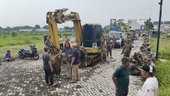 Pembukaan akses jalan Mutiara Regency–Mutiara City Sidoarjo diwarnai penolakan warga setempat