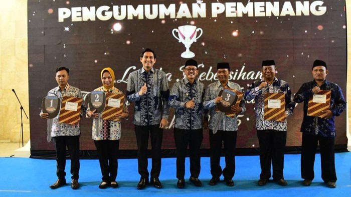 Pemkab Indramayu berikan penghargaan atas kebersihan lingkungan dan kinerja pemerintahan