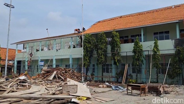 Disdik Duga Atap Gedung Baru SMA 1 Wiradesa Roboh gegara Kejar Target
