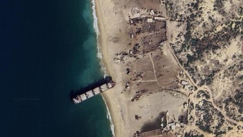 Koordinat 25°0615N 66°4307E. Ke mana kapal-kapal pergi ketika sudah tidak digunakan lagi? Nah, berkat Google Earth, tampaknya mereka akan berakhir di Pakistan. Negara ini memiliki galangan pembongkaran kapal terbesar ketiga di dunia. Menjual dan memperbaiki kapal-kapal tua membutuhkan biaya lebih besar daripada nilainya, sehingga pemiliknya sering memberikannya secara cuma-cuma.Anda dapat melihat mereka terdampar di pantai, dan mungkin bayangan lebih banyak perahu lagi di bawah permukaan air. Pemandangan itu tampak menyeramkan saat dilihat di Google Earth. Foto: The Travel