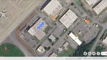 Koordinat 26°2128N 127°4701E. Menurut Google Earth, Bruce Wayne bepergian jauh lebih jauh dari Gotham akhir-akhir ini. Simbol khas Batman telah terlihat sejauh Okinawa di wilayah paling selatan Jepang. Siapa tahu - mungkin Tuan Wayne telah memperluas markasnya dan membangun gua kelelawar di Jepang?Konon, simbol ini menandai lokasi Pangkalan Udara Kadena milik Skuadron Tempur ke-44 Angkatan Udara AS di Okinawa. Laporan menyebutkan bahwa tidak diketahui siapa yang melukisnya. Foto: The Travel