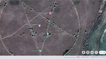 Koordinat 52°2846N 62°1108E. Bentuk pentagram telah lama dikaitkan dengan aktivitas okultisme dan hal-hal gaib . Ketika beberapa pengguna yang mencari Easter Egg di Google Earth menemukan ukiran mirip pentagram di Kazakhstan, mereka merasa khawatir.Foto: The Travel