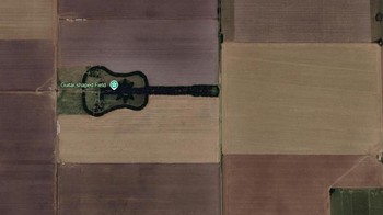Koordinat 33°5203S 63°5916B. Sebuah hutan telah menarik perhatian banyak pengguna Google Earth dengan bentuknya yang tidak biasa. Hutan berbentuk gitar ini adalah hasil karya seorang petani lokal Córdoba, Pedro Ureta, dan keempat anaknya.Foto: The Travel