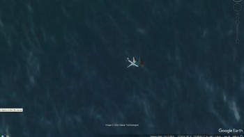 Koordinat 22°4042N 73°4944W. Sebuah video TikTok menjadi viral pada tahun 2022 di mana citra satelit dari aplikasi Google Earth menunjukkan sebuah pesawat yang tenggelam. Lokasinya dekat dengan Bandara Colonel Hill, tepat di lepas pantai Crooked Island di Bahama. Namun sebenarnya gambar pesawat dan bayangannya. Foto: The Travel