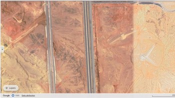 Koordinat 29°5630.9N 31°3454.8E. Satelit Google Earth sangat teliti sehingga dapat mengungkap misteri yang belum ditemukan oleh para arkeolog. Di sini, satelit menangkap struktur aneh di luar Kairo, Mesir. Struktur-struktur tersebut, yang tersembunyi tetapi terlihat dari atas, memiliki geometri aneh dengan sudut-sudut tajam dan apa yang tampak seperti pintu masuk yang mengarah ke bawah ke tanah. Beberapa orang berteori bahwa pintu masuk tersebut adalah pintu masuk militer rahasia, sementara yang lain berpikir itu adalah sistem kereta bawah tanah atau, yang lebih aneh, sesuatu dari alien.Foto: The Travel