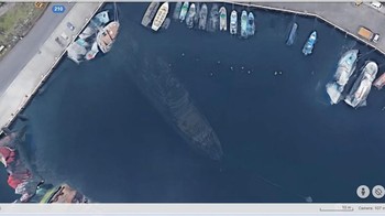 Koordinat 34°4119.4 N 139°2613.9 E. , koordinat 34°4119.4 N 139°2613.9E menunjukkan sebuah pelabuhan di Tokyo, Jepang, di mana sebuah kapal yang terlihat berada di bawah permukaan. Jika Anda berdiri di dermaga, Anda hanya akan melihat perahu-perahu yang berlabuh dan lautan di bawahnya. Namun, dari citra satelit, Anda dapat melihat kapal besar yang tenggelam. Beberapa orang mengklaim kapal itu adalah kesalahan dari pihak Google, sementara yang lain ingin melakukan penyelaman dalam untuk mencari tahu apa yang terjadi di bawah permukaan.Foto: The Travel