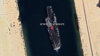 Koordinat 30°3234N 32°2025E: Sebuah Kapal Induk di Terusan Sue. Dari citra satelit, kapal itu tampak terang benderang saat berlayar melalui Terusan Suez, jalur maritim terpendek dari Eropa ke Asia. Para pengguna Reddit dengan cepat menduga bahwa itu adalah Charles de Gaulle, kapal induk Prancis, dan kapal utama Angkatan Laut Prancis, yang dinamai menurut nama presiden dan jenderal Prancis Charles de Gaulle. Foto: The Travel Foto: The Travel