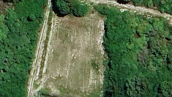 Koordinat 0°4151S 73°0911T. SOS di dekat Bandara Internasional Gan, Maladewa. Citra satelit tersebut diambil pada April 2023 dan cukup besar untuk terlihat dari atas. Siapa pun yang melakukannya mungkin membutuhkan bantuan, atau bisa jadi hanya seseorang yang sedang bersenang-senang. Foto: The Travel