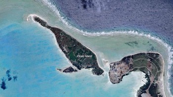 Koordinat 19°1837N 166°3731E. Seorang pengguna Google Earth yang antusias membagikan tangkapan layar Pulau Peale , salah satu dari tiga pulau kecil di Atol Wake di subwilayah Mikronesia di Samudra Pasifik, di Reddit . Pulau ini tampak megah dan mirip manatee jika dilihat dari atas. Pulau Peale, bersama dengan pulau Wake dan Wilkes, merupakan bagian dari Atol Wake, yang mengelilingi laguna yang dikelilingi oleh terumbu karang. Pulau ini ditumbuhi hutan lebat. Pada akhir tahun 1930-an, pulau ini menjadi lokasi hotel Pan-American dan fasilitas pesawat amfibi. Pada akhir abad ke-20, pulau ini berfungsi sebagai Stasiun Loran Penjaga Pantai Amerika Serikat. Foto: The Travel