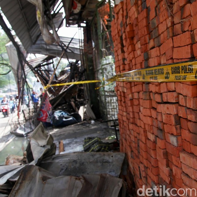 Penampakan Toko Material Hangus Terbakar di Tangsel