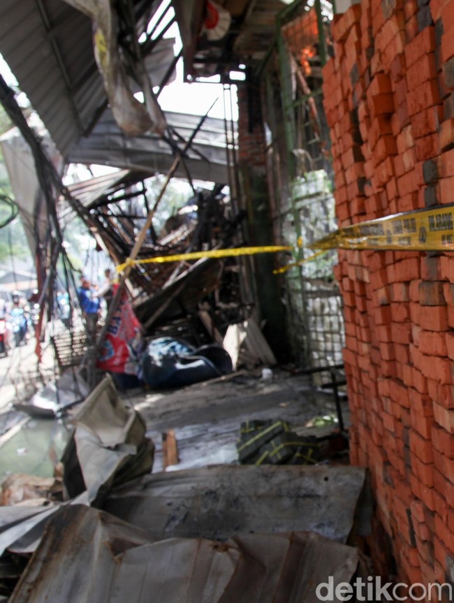 Penampakan Toko Material Hangus Terbakar di Tangsel