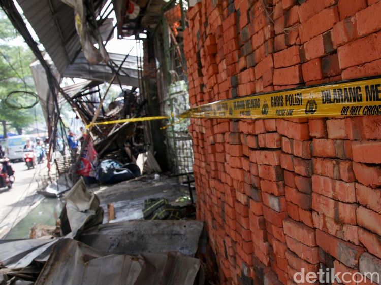 Penampakan Toko Material Hangus Terbakar di Tangsel