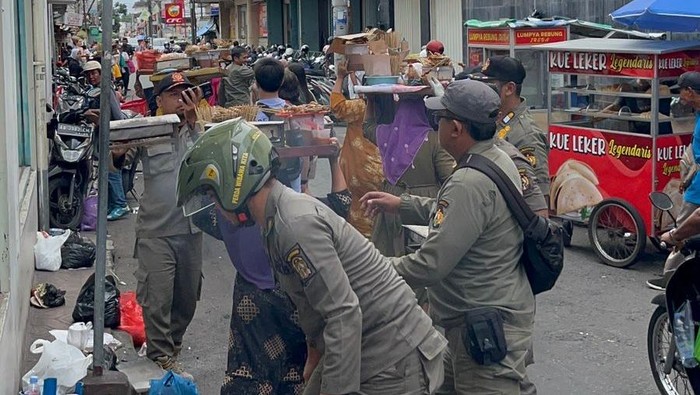 Kala Bakul Sate di Kawasan Malioboro Ditertibkan Satpol PP