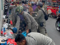 Satpol PP Tertibkan Penjual Sate di Kawasan Malioboro