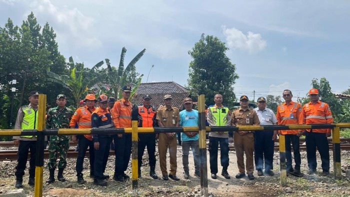 Perlintasan jalur kereta api KM 98+300 antara Stasiun Sragi-Pekalongan, di Dukuh Kendayaan, Desa Tengengwetan, Siwalan, Pekalongan, ditutup, Selasa (30/12/2025).