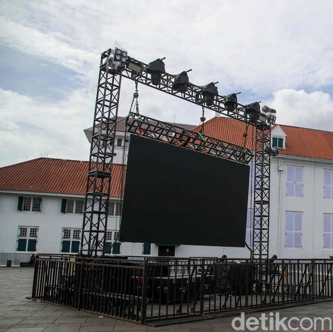 Persiapan Panggung Hiburan Warnai Kota Tua Jelang Pergantian Tahun