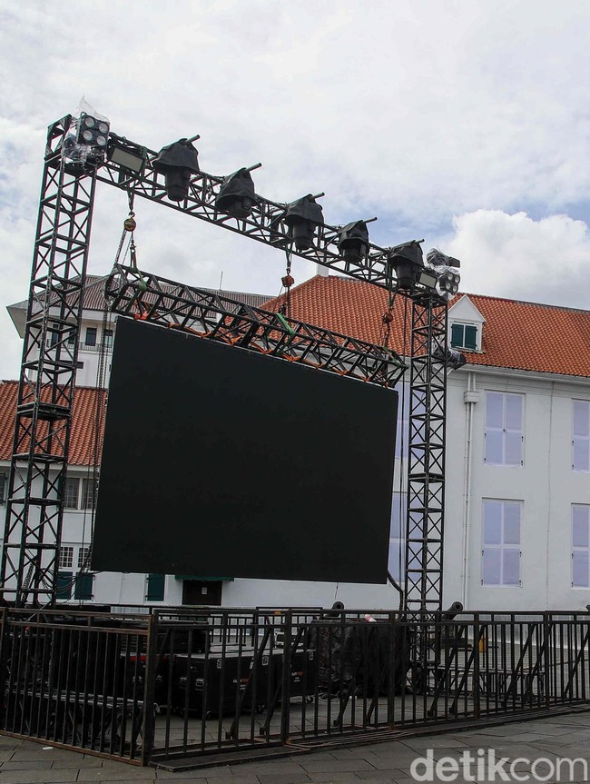 Persiapan Panggung Hiburan Warnai Kota Tua Jelang Pergantian Tahun