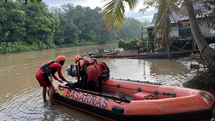 Petugas saat melakukan pencarian terhadap korban yang tenggelam di Sungai Komering OKI