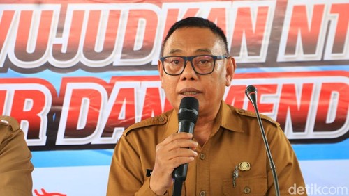Plt Kepala Bapenda NTB Fathurrahman (tengah) saat konferensi pers di kantornya, Selasa (30/12/2025). (Foto: Ahmad Viqi/detikBali).