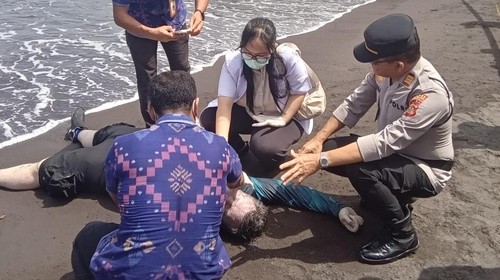 Polisi bersama masyarakat mengevakuasi WN Australia tewas saat menyelam di perairan Tulamben, Kecamatan Kubu, Karangasem, Selasa (30/12/2025). (Dok. Polsek Kubu)