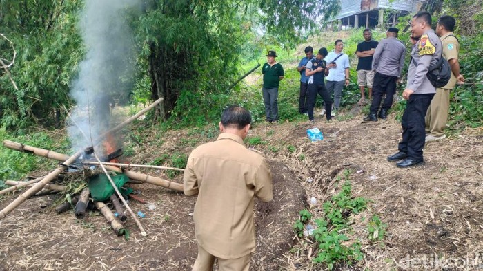 Polisi Ubrak-abrik dan Bakar Arena Sabung Ayam di Pandaan Pasuruan