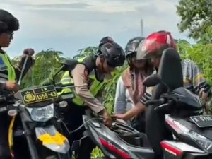 Saat Polisi Sedot Bensin dari Motor Bantu Pemotor Kehabisan BBM di Kudus Jateng