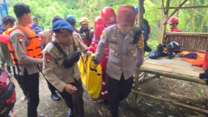 Polisi mengangkat jenazah pemburu biawak