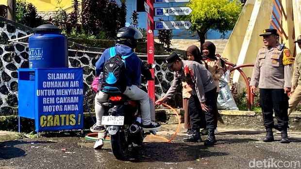 Polisi siaga di Kamojang Hill Bridge, Ibun, Kabupaten Bandung