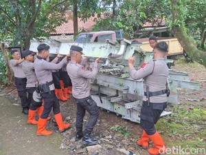Polisi dan TNI Evakuasi Potongan Pesawat Timpa Rumah Warga di Kemang Bogor