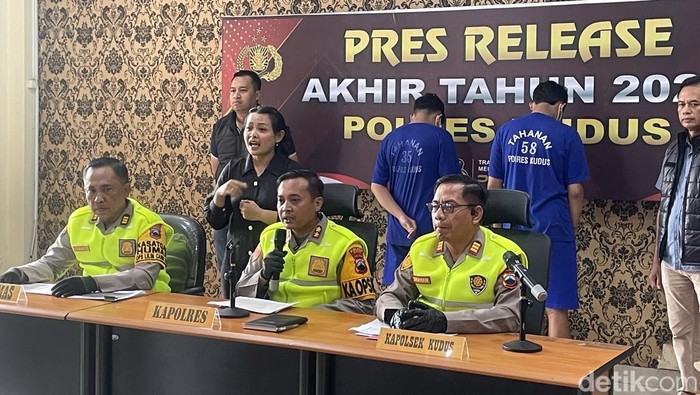 Polres Kudus saat menggelar konferensi pers kasus pengeroyokan, Selasa (30/12/2025).