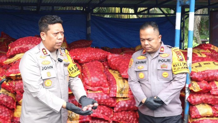 Polres Pelalawan Bongkar 19,5 Ton Bawang Ilegal, Nahkoda Kapal Ditangkap