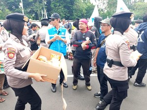 Polwan Polda Metro Bagikan Roti hingga Air Mineral untuk Massa Buruh