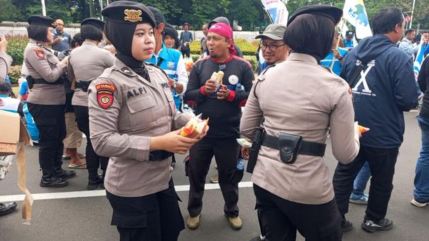 Polwan Polda Metro Bagikan Roti hingga Mineral untuk Massa Buruh