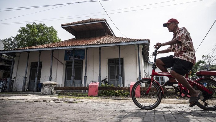 Warga berjalan di dekat Gedung Sarekat Islam, Semarang, Jawa Tengah, Selasa (30/12/2025). Kementerian Kebudayaan akan merevitalisasi Gedung Sarekat Islam yang merupakan bangunan bersejarah seluas 1.000 meter persegi dan menjadi saksi penting perjalanan pergerakan nasional serta kemerdekaan bangsa Indonesia dengan target pelaksanaan pada 2026. ANTARA FOTO/Aprillio Akbar/tom.