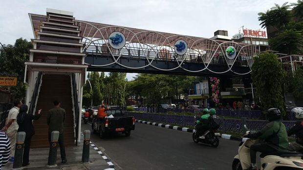Gubernur DKI Jakarta Pramono Anung meresmikan 2 jembatan penyeberangan orang (JPO) dengan material conwood di Jakarta. Kedua JPO yang diresmikan itu berada di Pesanggrahan dan Cipinang, Selasa (30/12/2025).