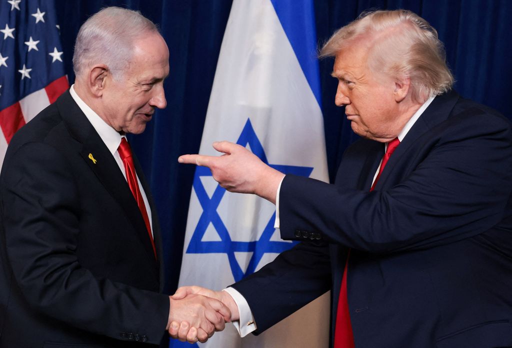 Presiden AS Donald Trump menunjuk ke arah Perdana Menteri Israel Benjamin Netanyahu saat mereka berjabat tangan dalam konferensi pers setelah bertemu di klub Mar-a-Lago milik Trump di Palm Beach, Florida, AS, Senin (29/12/2025). Presiden AS Donald Trump menunjuk ke arah Perdana Menteri Israel Benjamin Netanyahu saat mereka berjabat tangan dalam konferensi pers setelah bertemu di klub Mar-a-Lago milik Trump di Palm Beach, Florida, AS, Senin (29/12/2025). (REUTERS/Jonathan Ernst)