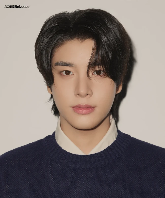 Jake ENHYPEN memancarkan pesona pria Wasian, dengan darah campuran Korea-Australia dari ayah dan ibunya. Enam tahun berturut-turut mendapat pengakuan sebagai Pria Tertampan di Dunia, tahun ini Jake ada di peringkat 46. Foto: Instagram