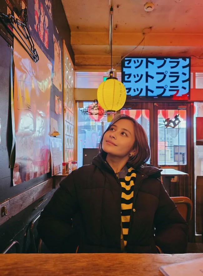 Prilly Latuconsina dan kekasihnya, Omara Esteghlal, saat ini diketahui sedang menikmati waktu berlibur bersama di Jepang. Melalui akun Instagram, Prilly membagikan momen keseruannya selama berada di sana. Foto: Instagram/@prillylatuconsina96/@omara.esteghlal