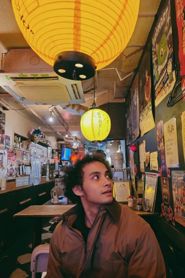 Dalam rangka menebus kado ulang tahun ticket kemana saja! No itinerary, drop koper di locker, jalan entah ke mana. Berhenti di kedai kecil ini. Kadang liburan terbaik justru yang ga direncanain, tulis Prilly dalam keterangan unggahannya. Foto: Instagram/@prillylatuconsina96/@omara.esteghlal