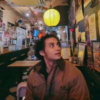 Dalam rangka menebus kado ulang tahun ticket kemana saja! No itinerary, drop koper di locker, jalan entah ke mana. Berhenti di kedai kecil ini. Kadang liburan terbaik justru yang ga direncanain, tulis Prilly dalam keterangan unggahannya. Foto: Instagram/@prillylatuconsina96/@omara.esteghlal